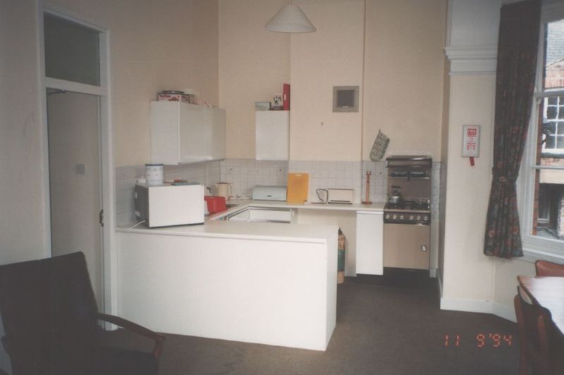 File:19940911 flat-central-methodist-church living-room-kitchen.jpg